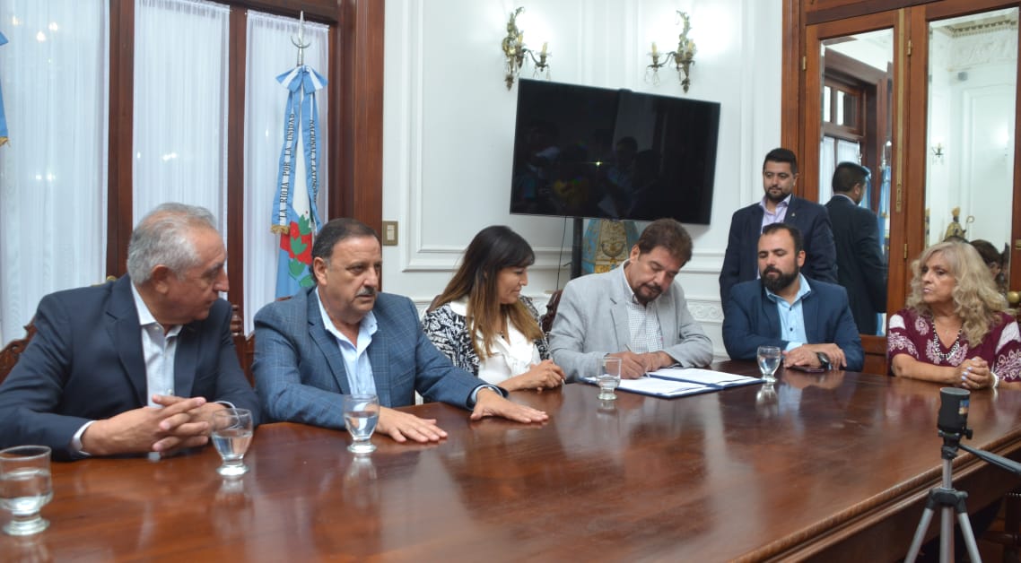 QuintelaRicardo's tweet photo. Asegurar la prestación de un buen servicio de salud, es nuestra prioridad. Hoy firmamos un Convenio entre @APOSLR y el Colegio Médico, para que a partir de abril los médicos prestadores no cobren plus o extra no autorizado por la obra social. https://t.co/XTL1NmeWOR
