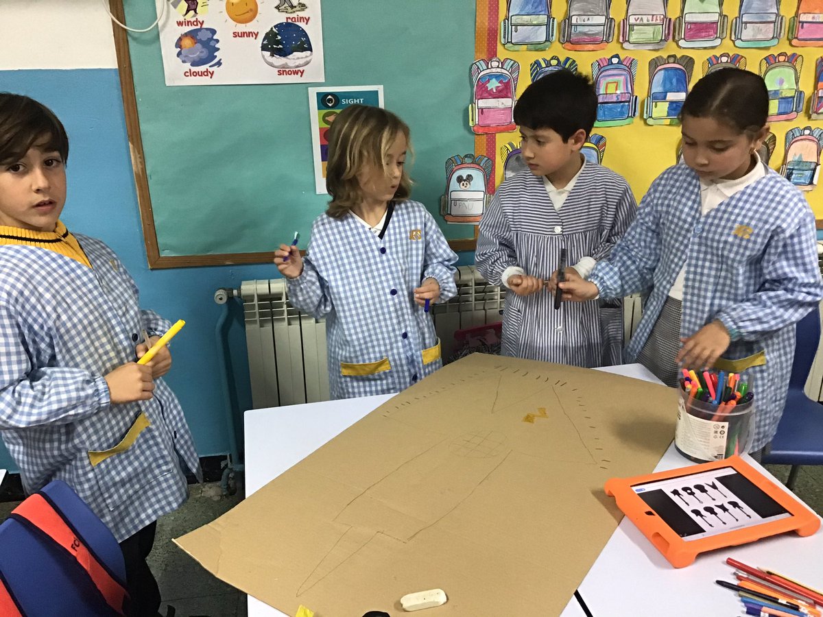 mercedaries's tweet photo. English week Music and instruments. Let’s decorate the school!
#fsf2prim #englishweek #musicandinatruments #MichaelJackson https://t.co/JElCnS7s6O