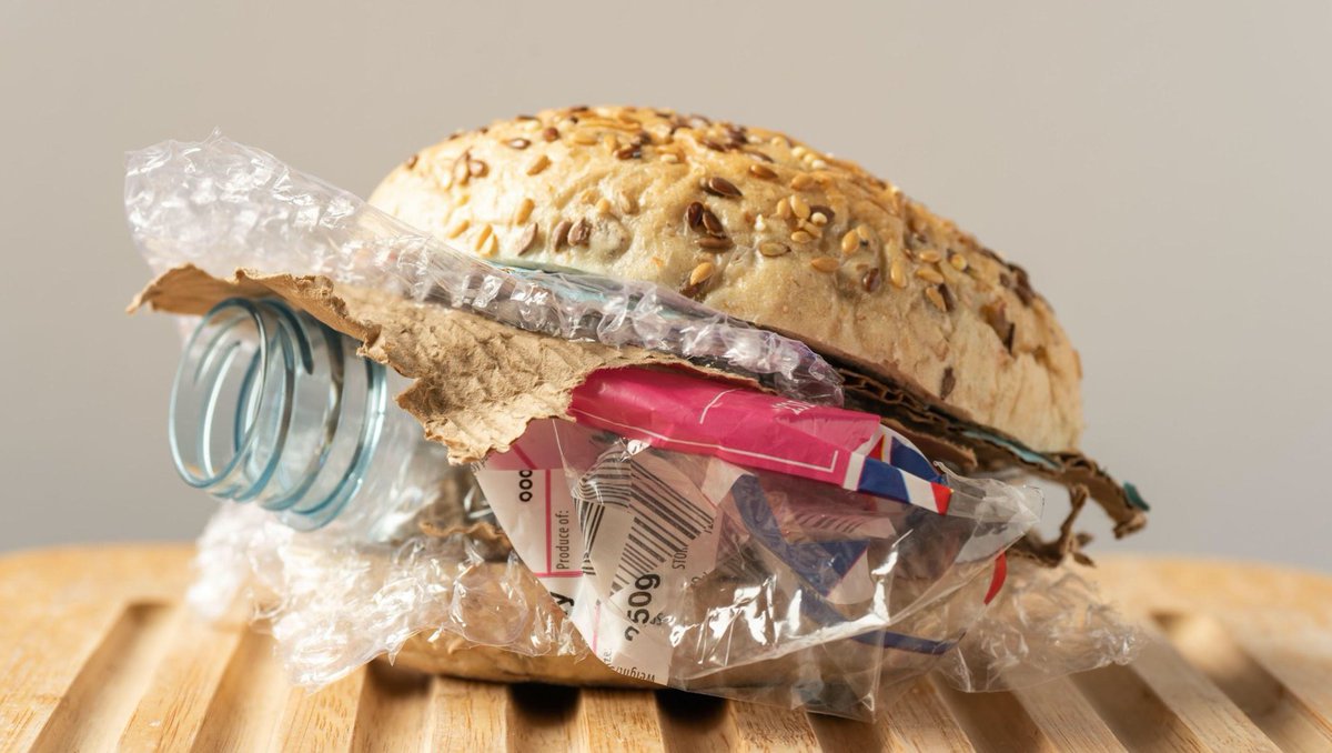 PlasticPollutes's tweet photo. BREAKING: Scientists from around the world agree - the chemicals in plastic packaging are contaminating our food and putting our health, particularly the health of our children, at risk. #UNWRAPPEDproject #breakfreefromplastic #plasticpollutes
  https://t.co/AtFgWzO5oQ https://t.co/uASyfzEQxi