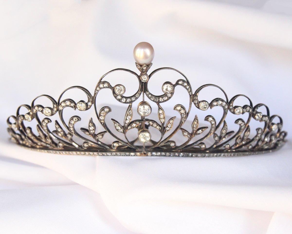 MorelleDavidson's tweet photo. We love this gorgeous Edwardian silver on gold tiara. Set with diamonds and a natural pearl it is the perfect example of understated elegance. 😍

#tiara #edwardiantiara #edwardianjewelry #tiaratuesday #naturalpearl #diamonds #diamondtiara #jewellerydesign #jewelryaddict https://t.co/53lKSCCPFa