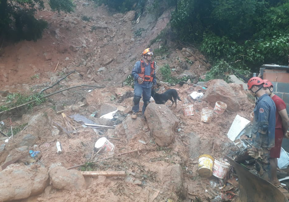 BiduCorretora's tweet photo. Na Baixada Santista, chove em 12h o esperado para um mês. Já são ao menos dez mortos. Saiba mais em https://t.co/YPHzFPzqYT #BiduInforma https://t.co/eOU9vPIUJY