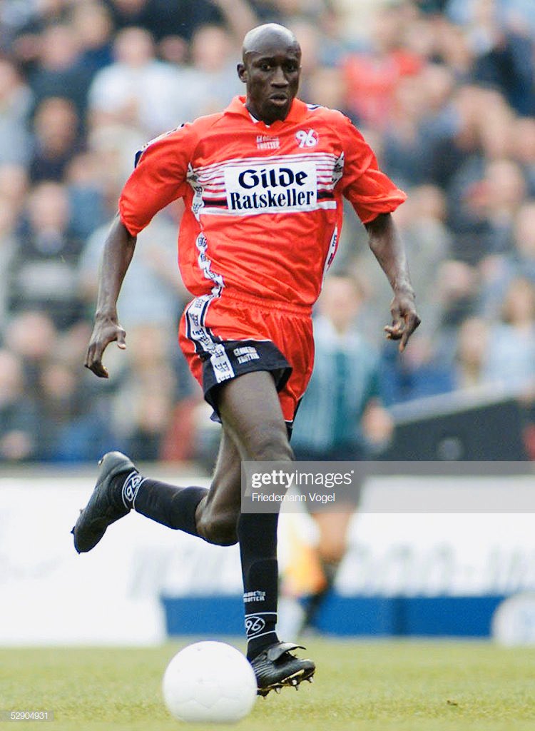 96Legenden's tweet image. Der pfeilschnelle Senegalese konnte seinen Bewachern ein ums andere Mal entwischen. #h96 #96legenden