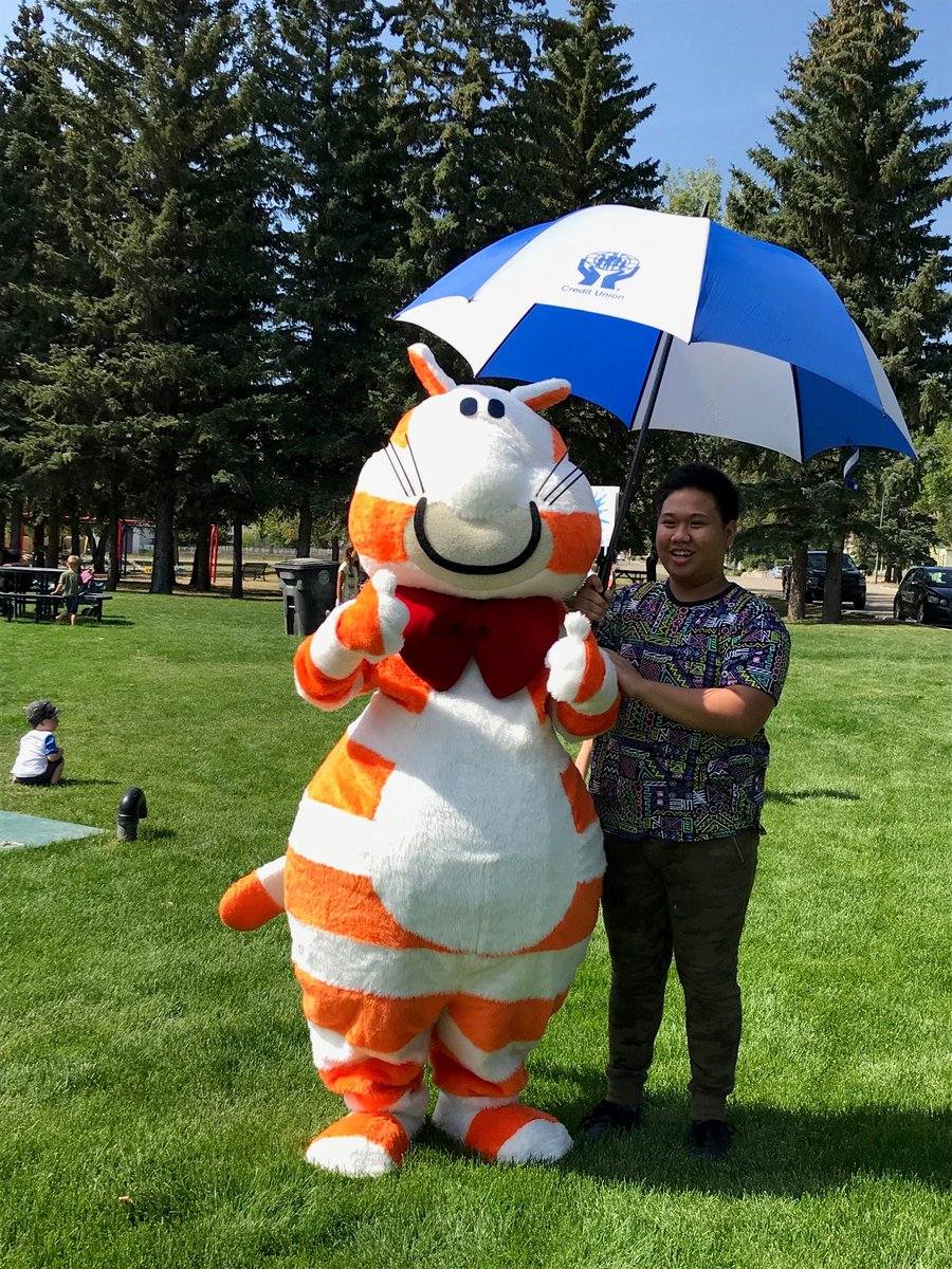RateFat's tweet photo. This is Fat Cat at @BiggarCU.  Of course Fat Cat doesn’t want to fade those beautiful orange stripes.  12/10 for choosing a credit union umbrella to block those rays. https://t.co/OKU0NM0fEb