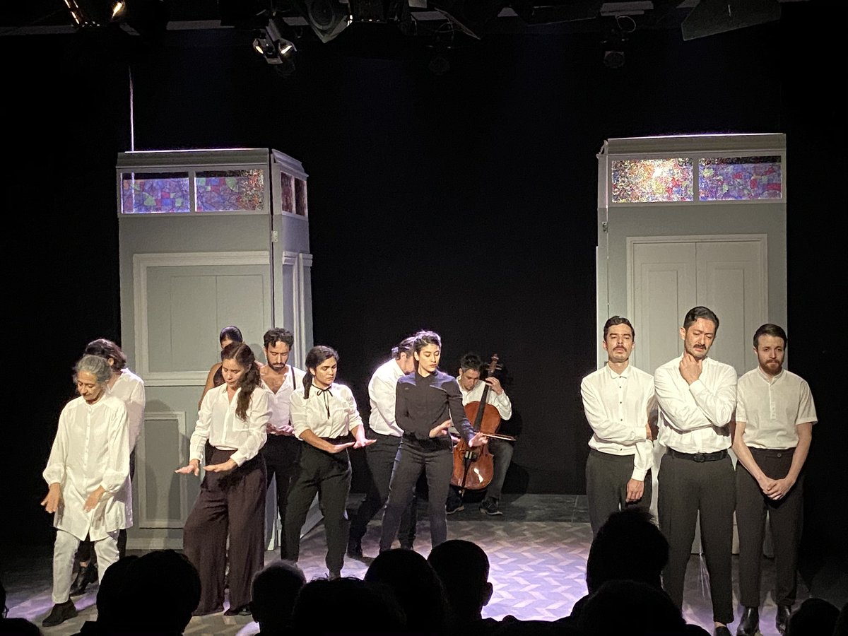 Angeles28101's tweet photo. Ayer disfrutamos del reestreno de @ManadaObra, adaptación de “Las Tres Hermanas” de Antón Chéjov por @Luis_EduardoYee; ¡excelente obra 💯 recomendable!👌🏼 presentándose en el #ForoLaGruta del @Helenico todos los días lunes, ¡Gracias a @LuisJavierNM por los pases dobles! 🙏🏼 https://t.co/8GAiaulS7g
