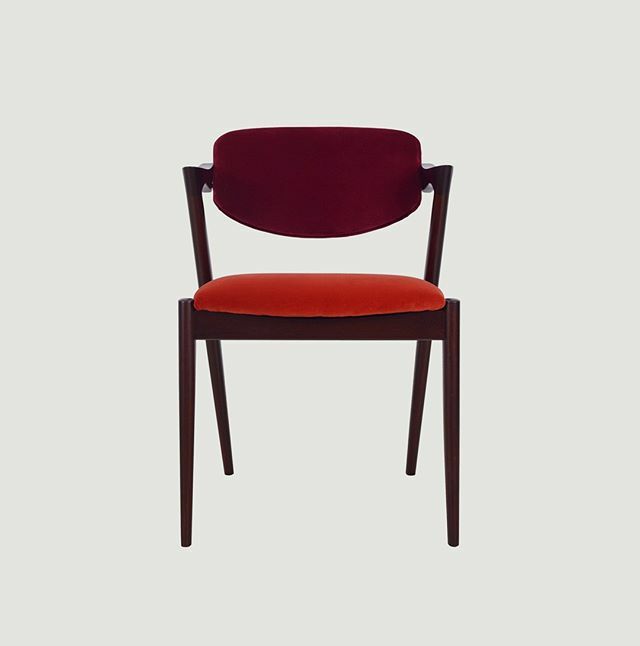 Angular frame, refined elegance with old school glamour. ⁠
A great accompaniment to your dining table or a striking side chair. Tomasino wears velvet like a perfectly tailored suit. 💫⁠
.⁠
.⁠
.⁠
.⁠
.⁠
#chair #colour #chair #designchair #myhomevibe… ift.tt/32SdOmf