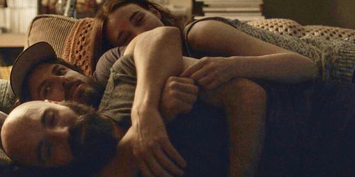 CumberFleck0306's tweet image. Rooney Mara cuddling Casey Affleck cuddling director David Lowery on the set of A Ghost Story (2016).
#FilmTwitter 
#setpic 
#TuesdayTouching