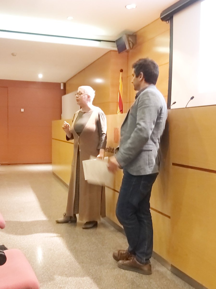 eapccat's tweet photo. Dos #exalumnes de la primera edició, Miquel Carrión i Conchita Navarro, comparteixen la seva experiència a la sessió informativa del #PDGP #experiències #TercerCicleEAPC https://t.co/elmjd9wfZR