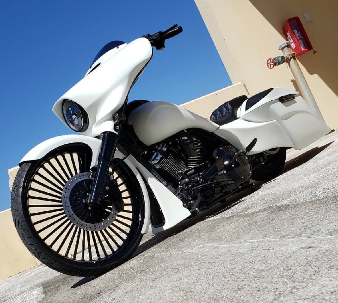 viaircorp's tweet photo. @unknowncustomcycles 26" matte white
.
.
.
#viair #bagger #motorcycle #airsuspension #compressor #gotair #airup #airdown #airout #laidout #custom #custombikes #photography #photo #airride #airdout #layframe #airrideequipped #unknowncustomcycle #unknowncustoms #uc #ucbuilt https://t.co/CdRmQPdUWx