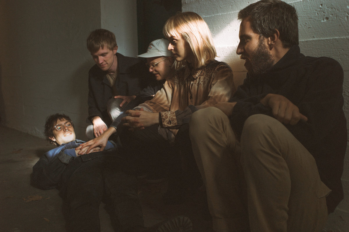 Time for the final hour of Afternoons with <a href="/Frankie____/">Frankie Francis</a> but still two extra hot new tunes to play..

<a href="/thecaressband/">The Caress</a> 
<a href="/klusterformusic/">Kluster B</a> 

amazingradio.com/afternoons