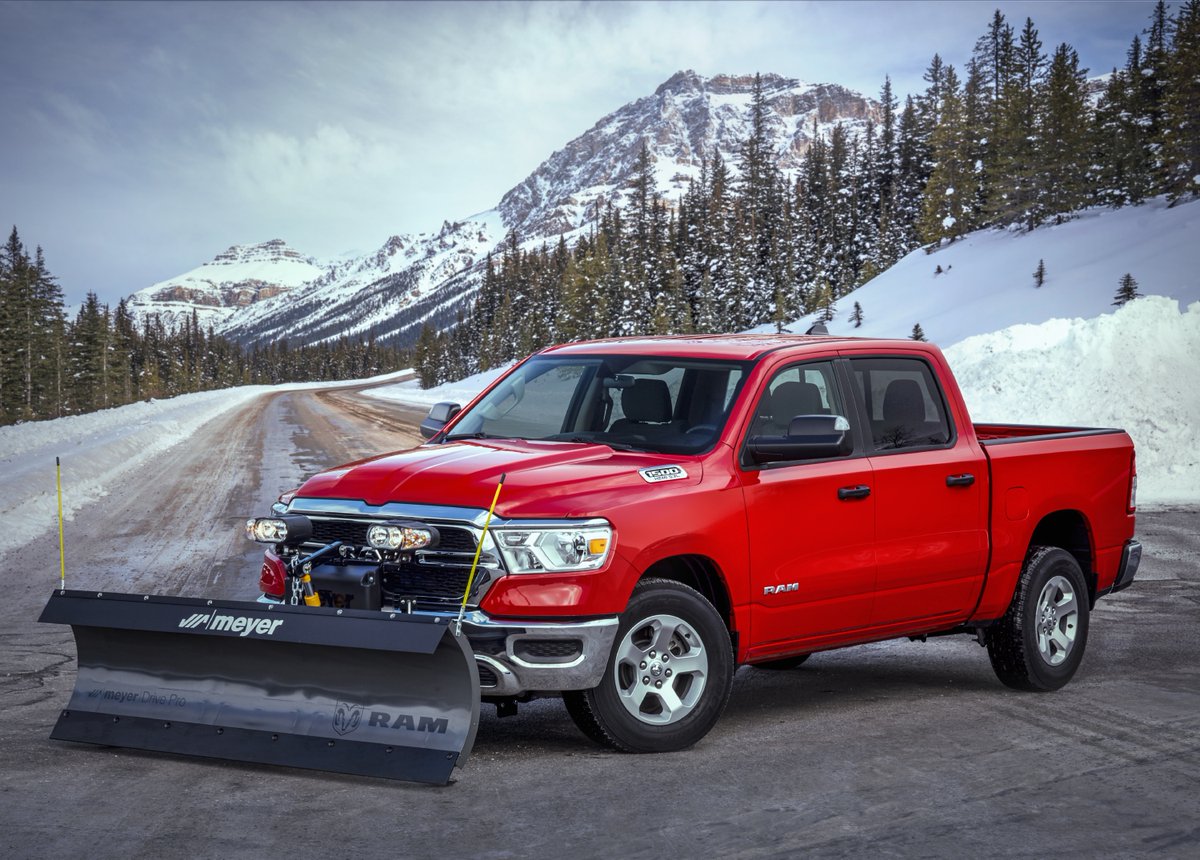 StellantisNAEsp's tweet photo. .@RamTrucks presenta un Snow Plow Prep Package para la #Ram1500 2021 en el @Worktruckshow de #Indianapolis. Con este paquete opcional los propietarios de la #pickup pueden instalar fácilmente una pala quitanieves en el frontal. #MundoRam. #RamCommercial. https://t.co/MsE0QoHTCq https://t.co/PFMskn28zY
