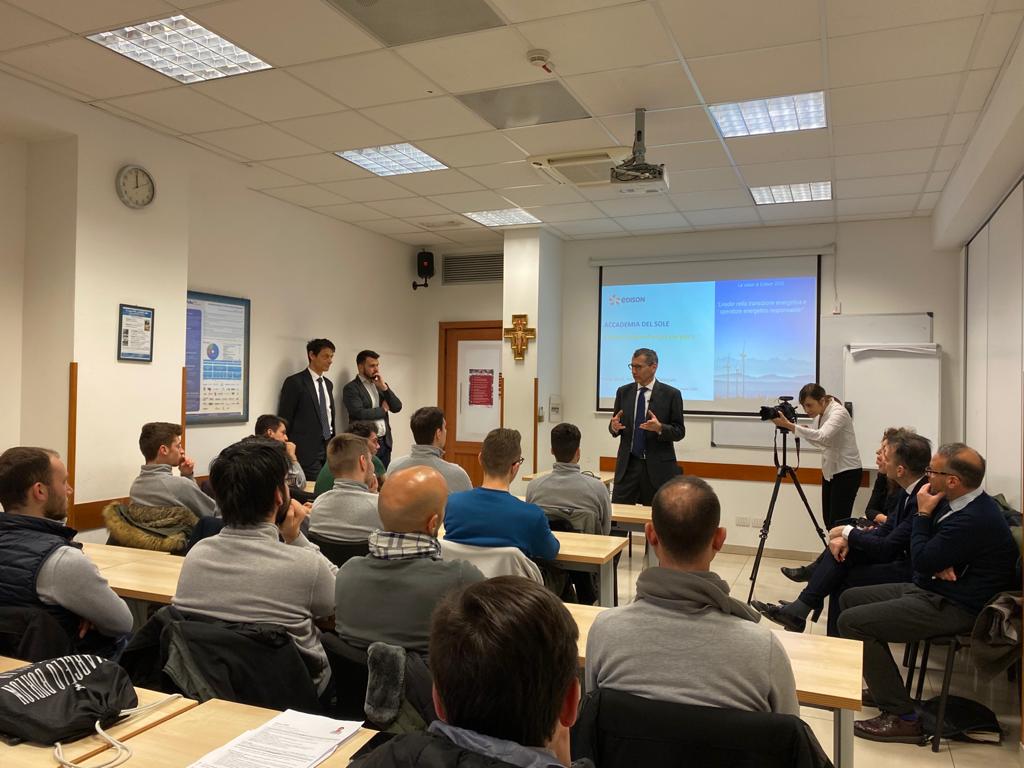 EdisonNews's tweet photo. "All'inizio della mia carriera quello delle #rinnovabili era un mercato di nicchia. Oggi voi vi trovate davanti a un mondo di opportunità e in continuo sviluppo." Così #NicolaMonti apre la discussione con gli studenti del @centroELIS
#AccademiadelSole #AccademiadelVento @E_Futura https://t.co/bnwcMct4dX
