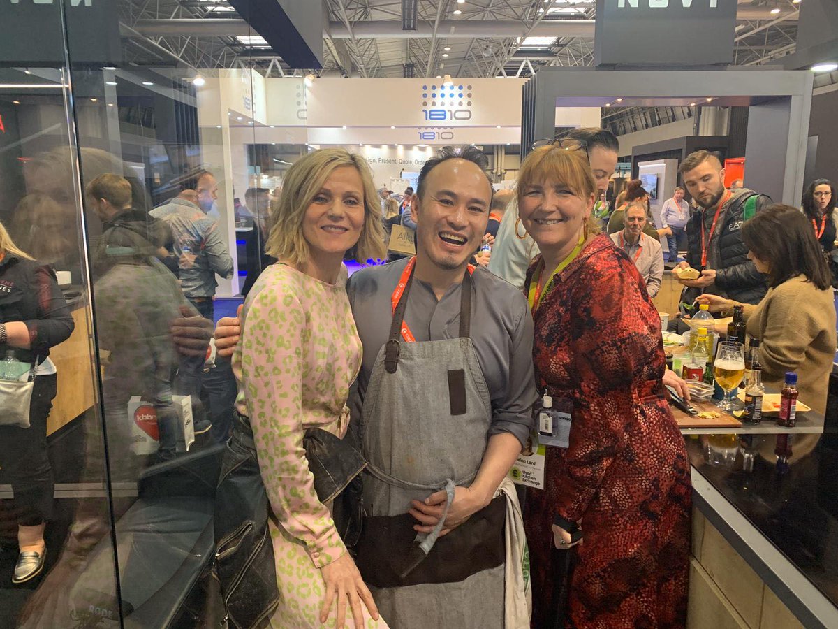 Great to be with brilliant designers at KBB2020 @ReallyLinda  and Colin Wong of @dd_kitchens 
#colinwongdesign 
#kbb2020 
#interiordesign 
#kitchendesign