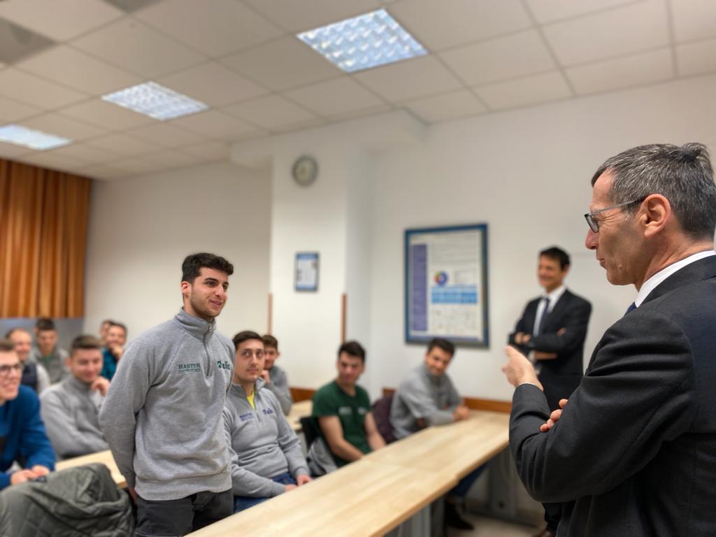 EdisonNews's tweet photo. "Toccare con mano il mestiere e dare il nostro contributo per contrastare il #cambiamentoclimatico": così gli studenti del @centroELIS spiegano perché hanno scelto un percorso di #formazione sulle #rinnovabili. @E_Futura https://t.co/ngUTFhKMBz