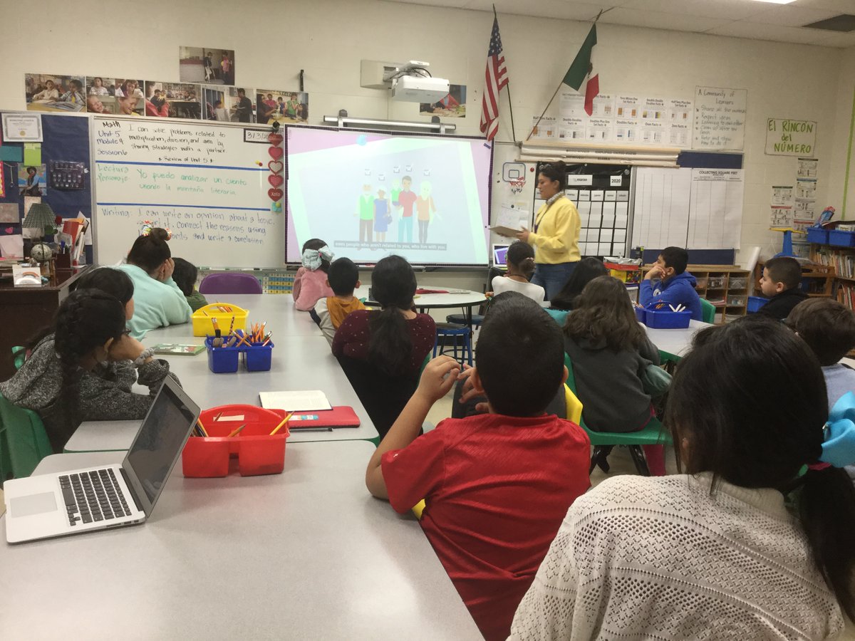 MaestroRamirez3's tweet photo. Los estudiantes están aprendiendo la importancia en la participación del Censo para obtener la información estadística que caracteriza nuestra población y sus beneficios educativos y gubernamentales.
#KomenskyMatters #D100Inspires https://t.co/p08tUsAKda