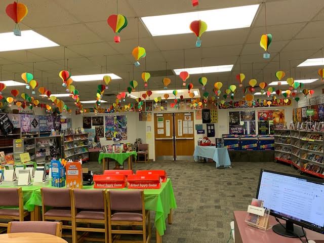 bj_brick's tweet photo. HMS Scholastic Book Fair will be open during school hours and also during Parent/Teacher conferences tonight from 4:00-8:00 pm and Wednesday from 2:00-6:00 pm. Stock up on summer reading! #HoldregeDusters https://t.co/NPG2UoQ9so