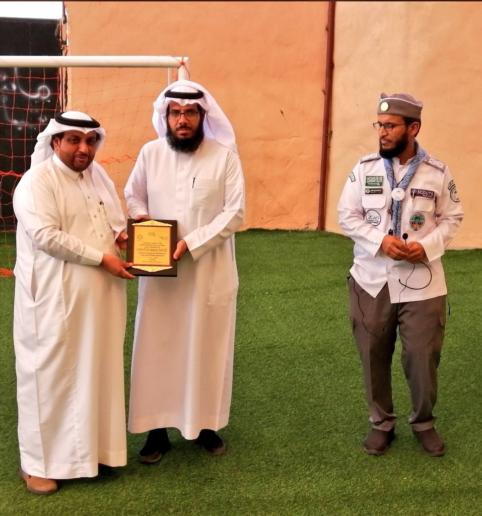 Safaifa1's tweet photo. #المشروع_الكشفي_لنظافة_البيئة 
مدير مكتب #تعليم_فيفاء  الأستاذ يحيى علي الفيفي يكرم قائد مدرسة الخشعة الأستاذ: عبدالله مسعود الفيفي لجهده المميز في إنجاح معسكر مفوضية كشافة  تعليم فيفاء.
@nashatsabya1 
@sabyaedu 
@fifaedu1431 
@SabyaScouts https://t.co/9DPx8ha0fq