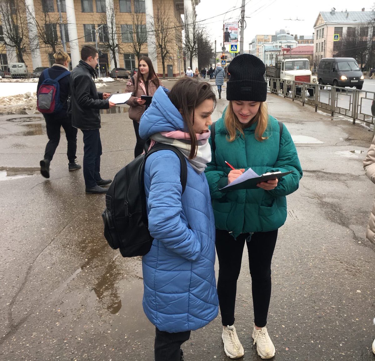MolPalata37's tweet photo. 3 марта члены Молодёжной Палаты при @Ivoblduma провели социологический опрос, а также проинформировали жителей нашего города о проведении проекта "Мой город - Иваново-Вознесенск". Мероприятие прошло у Ивановского государственного химико-технологического университета. #МП37 #МПРФ https://t.co/4FFqeCsIdO