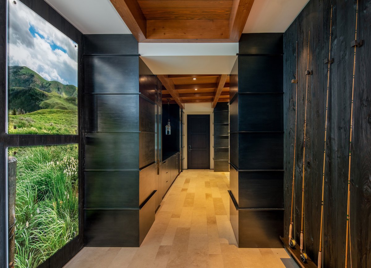 LloydConstSV's tweet photo. The allure of a perfect hallway...Details to die for! https://t.co/t3spP6UEDM