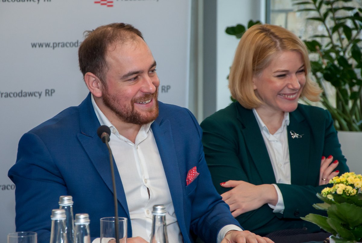 CreativeHarder's tweet photo. Podczas dzisiejszej platformy marketingowej @PracodawcyRP, prowadzonej przez naszego CEO Artura Becka, Monika Rowicka oraz Jan Kaczyński z naszego Działu Badawczego opowiedzieli o unikatowej metodologii #Światowid, uznawanej za najskuteczniejszy system monitoringu w sieci. https://t.co/Mdq1tz2Wtx