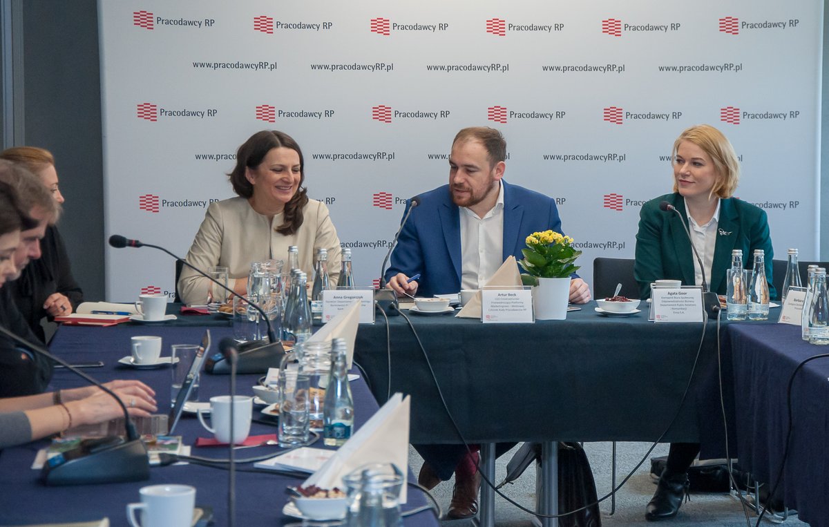 CreativeHarder's tweet photo. Podczas dzisiejszej platformy marketingowej @PracodawcyRP, prowadzonej przez naszego CEO Artura Becka, Monika Rowicka oraz Jan Kaczyński z naszego Działu Badawczego opowiedzieli o unikatowej metodologii #Światowid, uznawanej za najskuteczniejszy system monitoringu w sieci. https://t.co/Mdq1tz2Wtx