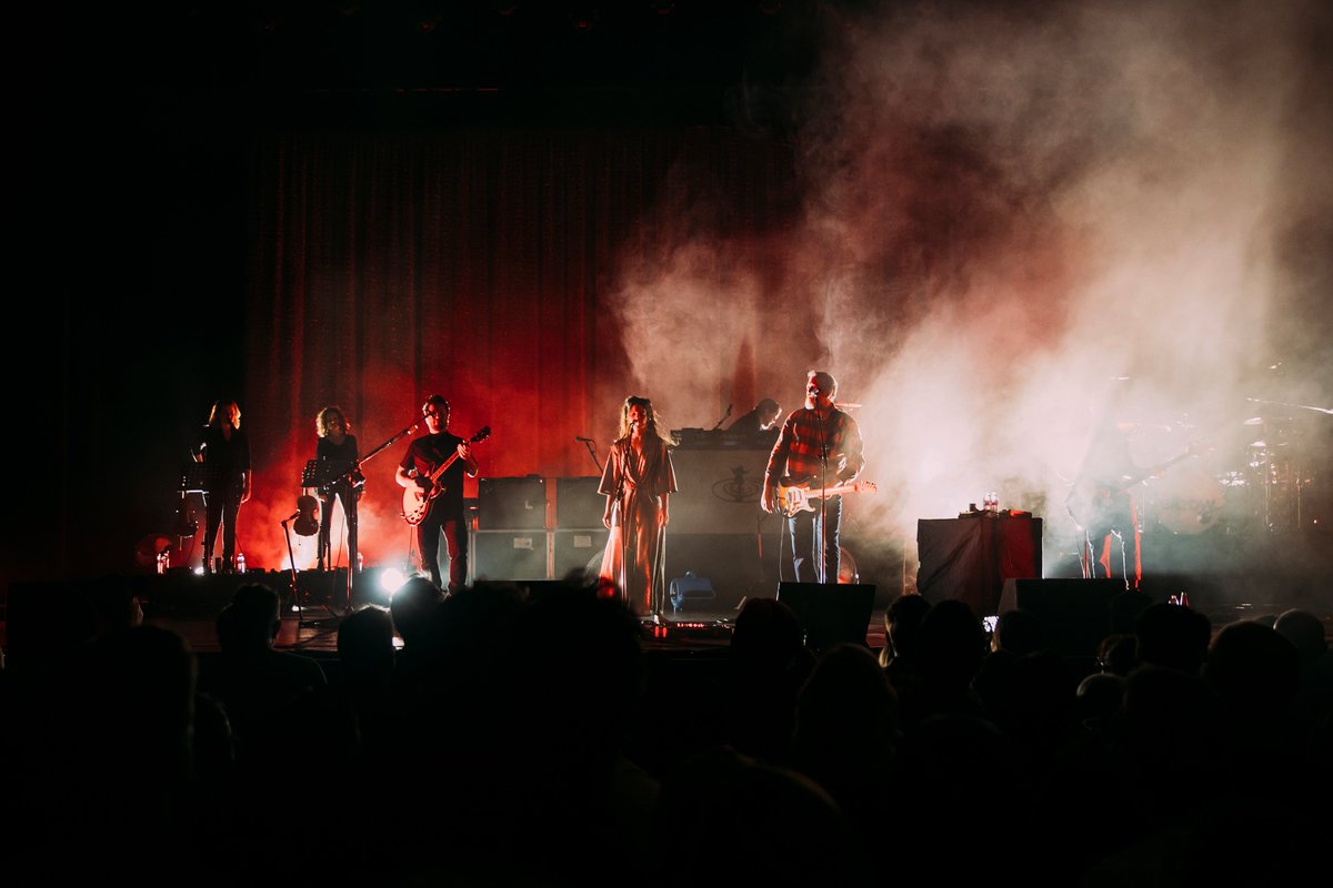 Following an inspiring run across the USA with <a href="/anidifranco/">ani difranco</a>  I am now getting ready to head out to some really quite large venues with my Mancunian brothers <a href="/Elbow/">elbow</a> as special guest and as part of the main event. All the dates this way: jescahoop.com/tour/
📷<a href="/MShiersPhoto/">Michelle Shiers</a>