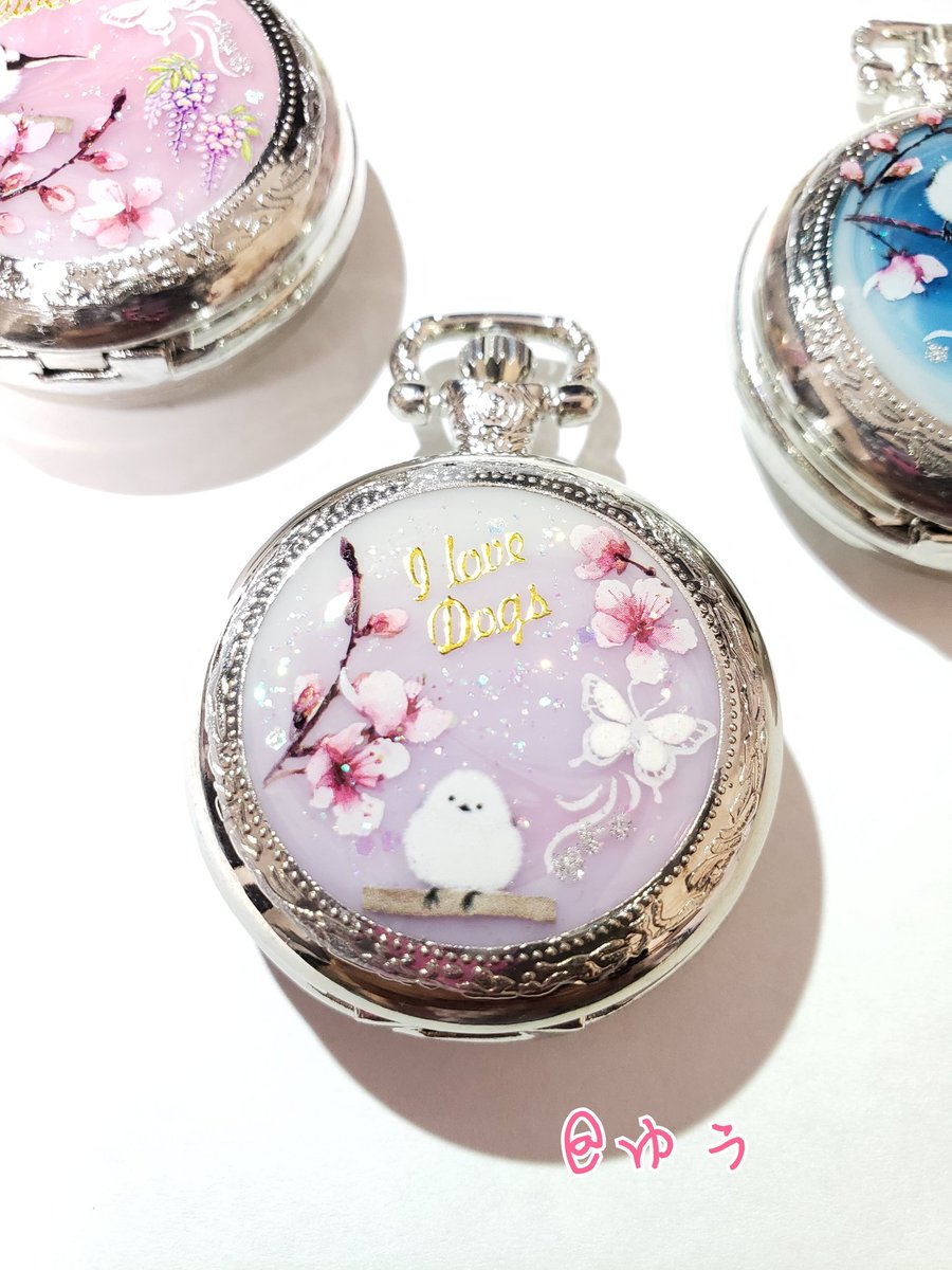 Yuu No Twitter 懐中時計増えたー シマエナガの懐中時計 時計は電池式で動きます O O キーホルダーかネックレス加工は選んで貰う形にしようかな 価格は今のところ1700円 送料別 かなぁ 他のデザインも作りたいなー レジン ハンドメイド 懐中時計 T