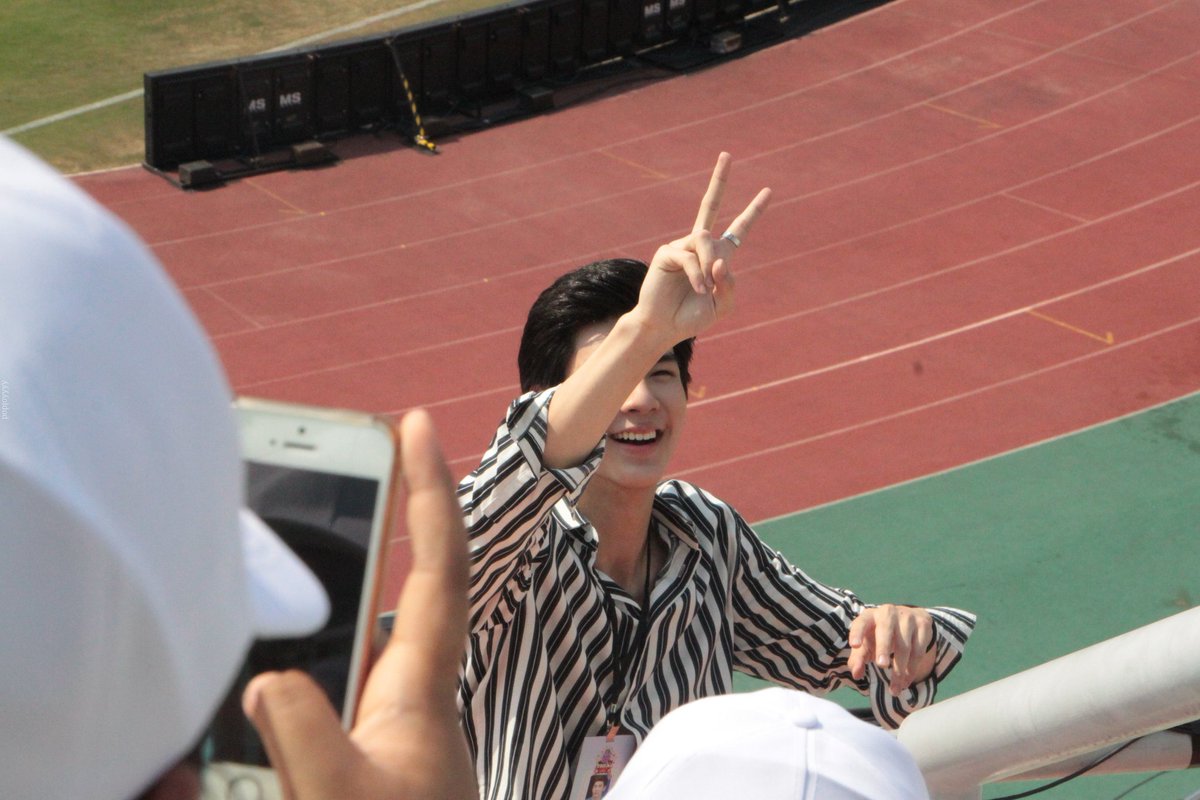poployyy's tweet photo. วันนี้ปีที่แล้วแหละ รูปนี้เป็นรูปแรก เป็นจุดเริ่มต้นของการตามเอ็งเลยนะ ทำได้แล้วนะที่เคยสัญญาว่า `ถึงจะมาช้าแต่ก็จะไม่ไปก่อน` พี่อยู่คอยบุลลี่เอ็งมาครบปีแล้วนะ!! 🤣
#RyuVachirawich #RYUPOWER
#ch3thailand #ch3actor #ch3
#9BY9TH #ช่อง3กด33 https://t.co/FKzshR6JjJ
