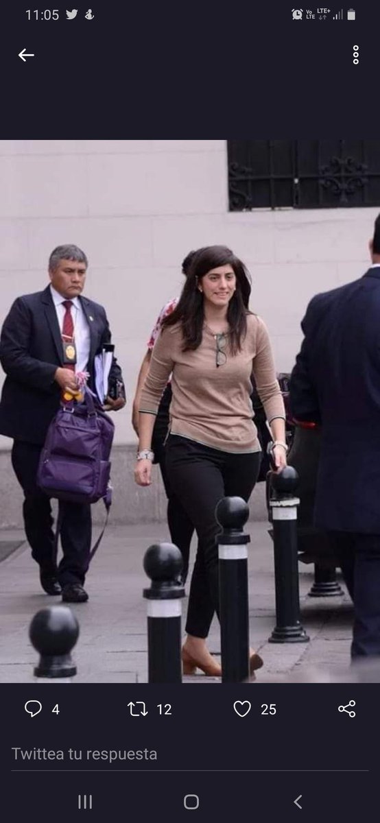 krugger65's tweet photo. La Srta #Ministra de Economia y Finanzas no puede #Cargar su propia mochila y documentos ?
No tiene un (a) asistente ?
Que hace el #Policia cargandole las cosas ?
Los #Cargos y el poder son #efimeros oiga #Ministra asumase humana y simple, dejese de cosas alucinantes. https://t.co/OhqHUtSwIB