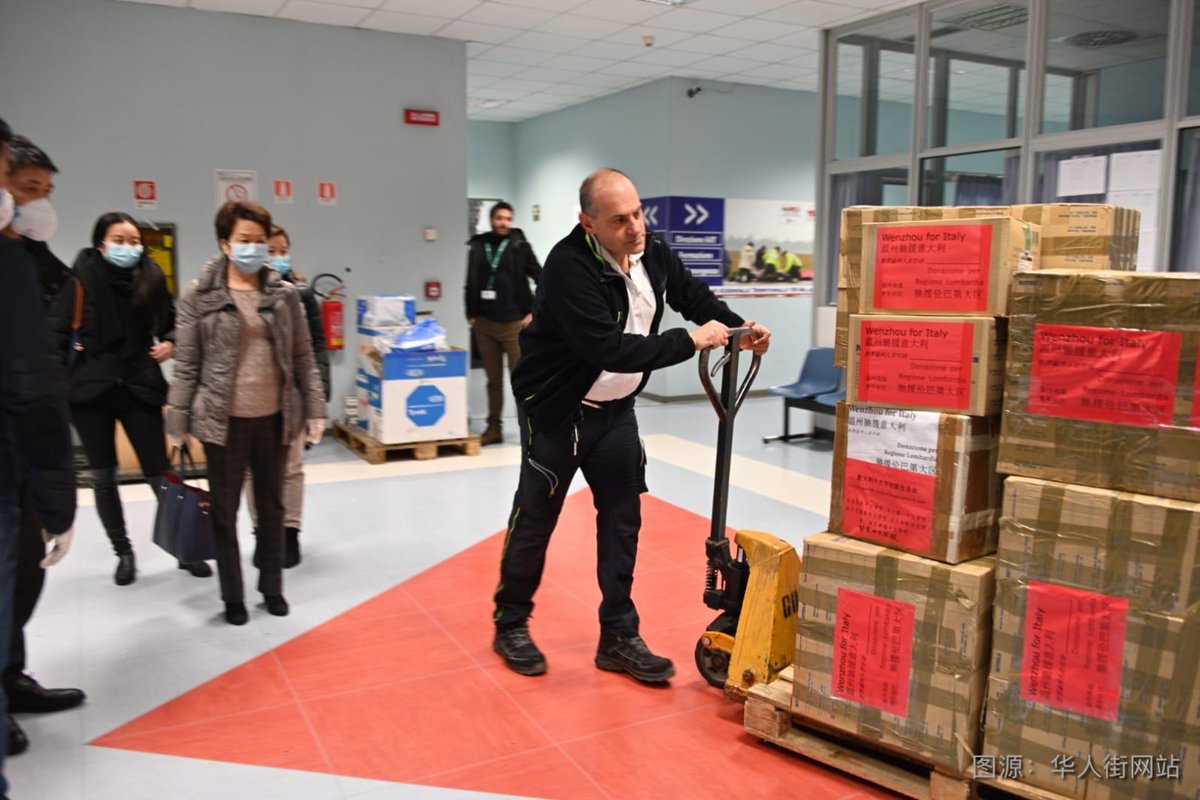RegLombardia's tweet photo. #LNews #coronavirus #Grazie a chi sta dimostrando vicinanza #RegioneLombardia come #UnioneGeneraleScuoleCinesi in #Italia.Ha donato 30000 #guanti 600 #mascherine #FFP3 400 #tute protettive #Covid_19 #COVID19italia #COVID19 #COVIDー19 #coronaviruslombardia 
https://t.co/5esKKdwhCW https://t.co/31kv4DsSnU
