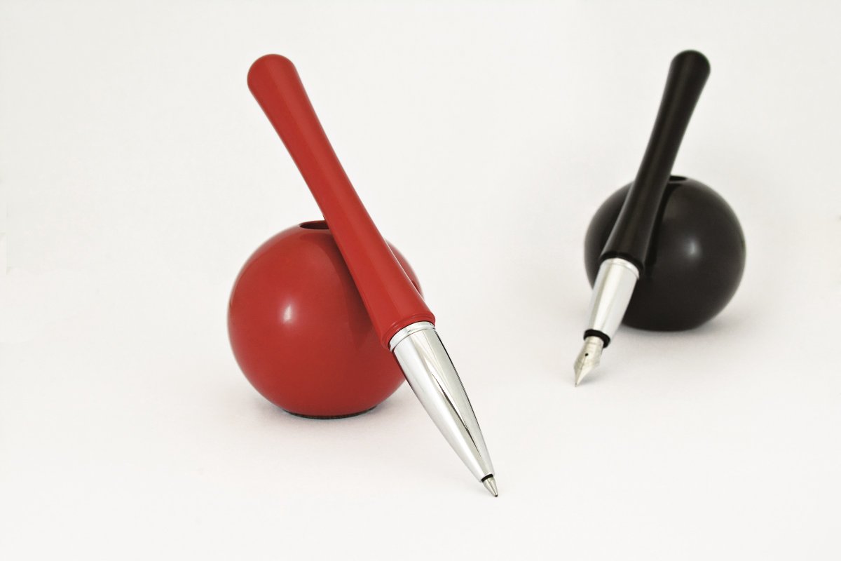 A clever desk solution from <a href="/monteverdepens/">Monteverde Pens</a>. Write in style with these colourful pens, before storing your pen in the accompanying unit! Stylish and simple! #MondayMotivation #BacktoTheOffice #OfficeStationery #Stationery bit.ly/39o5ME0