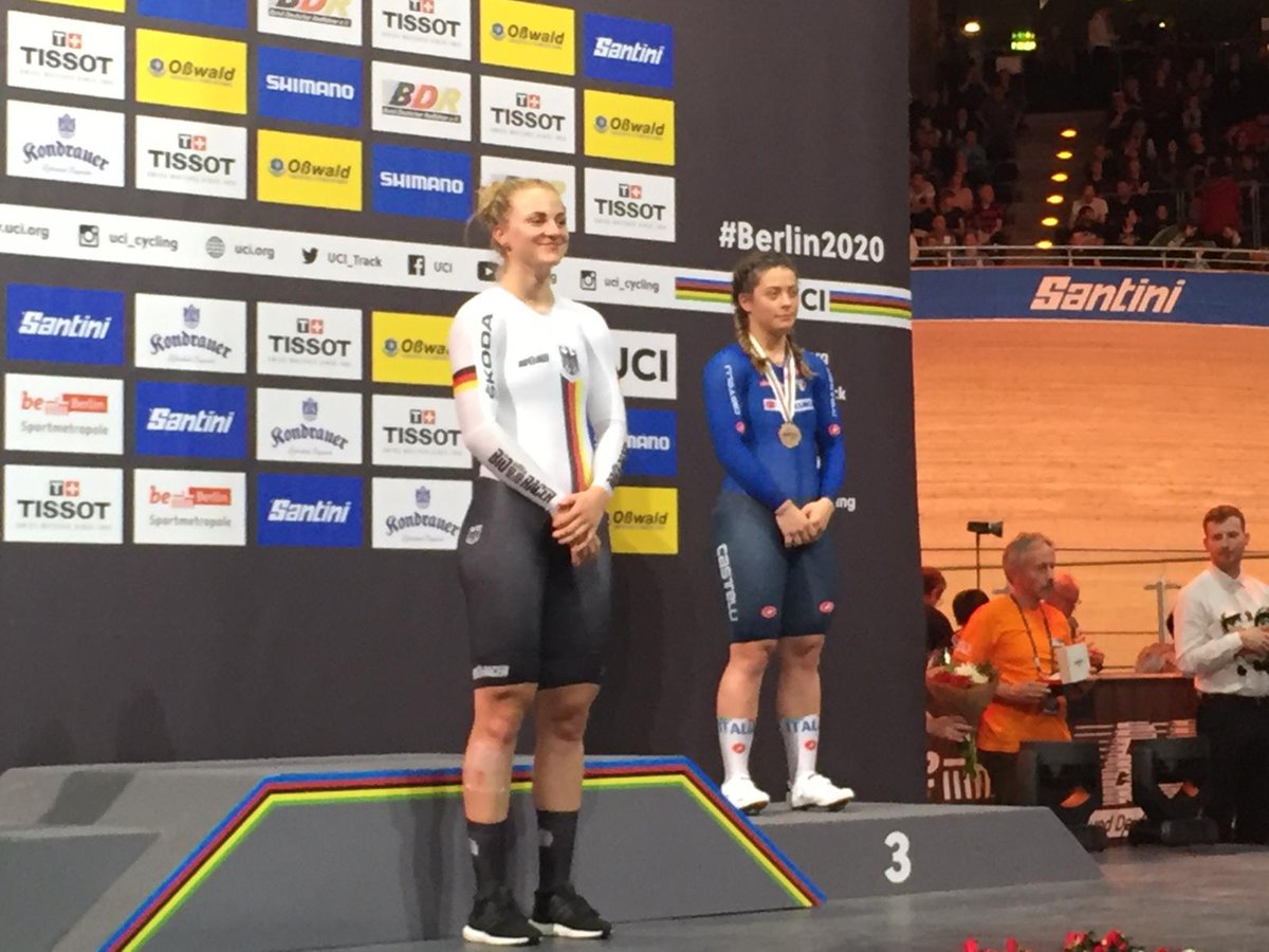 Federciclismo's tweet photo. Domani 🕒 17.10 live ai microfoni di
@Radio1Sport con #LucaCesaretti ci sarà #SimoneConsonni, 🥈 nello scratch e 🥉con il quartetto a #Berlin2020
Venerdì 🕒 17.10 spazio a #MiriamVece, primatista italiana della velocità e 🥉 iridato 🗣️🇮🇹 https://t.co/JLvke3Cc10