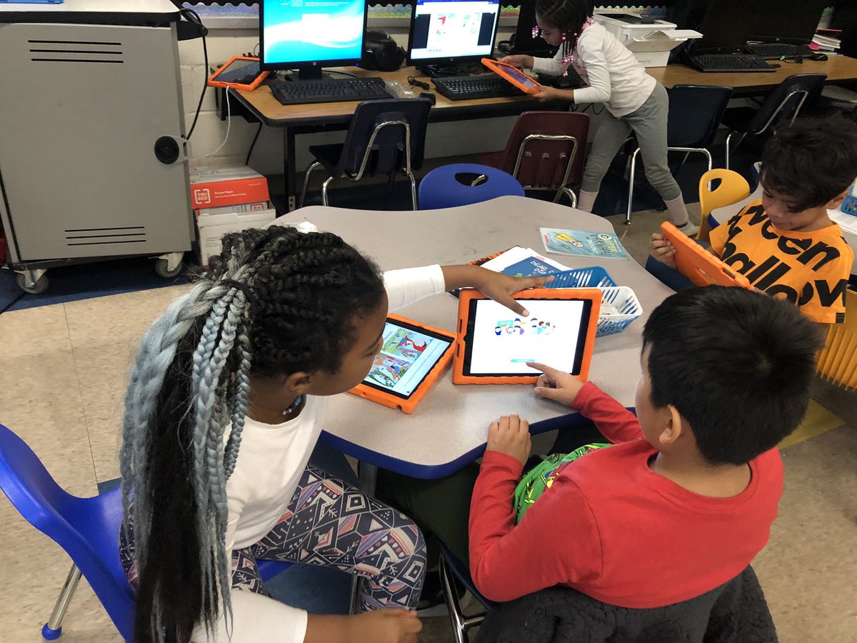 ksuITerin's tweet photo. Comparing and contrasting two stories on our #Tablet2Read iPad @HopeHillElem @nearpod @APSInstructTech @ahrosser @apsupdate @APSCAIO #APSITInspires @apsitnatasha https://t.co/V42Hadpu1V