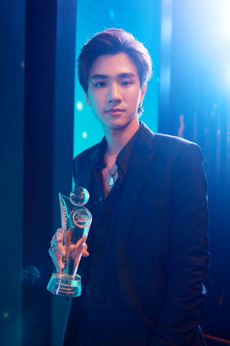 Gonghive24's tweet photo. ภูมิใจในทุกๆก้าวของเสือตลอด ไม่ใช่แค่เรื่องรางวัลที่ได้ แต่การโตขึ้นในทุกอย่างไม่ว่าจะความสามารถที่น้องไม่เคยหยุดพัฒนาตัวเองและความมั่นคงสม่ำเสมอกับคนของเค้า รางวัลของน้องวันนี้คือรางวัลของทุกๆคน รางวัลจากเวลาที่ทุกคนเสียสละมาเพื่อเด็กคนนี้ละความรัก ความเชื่อมั่นในตัวเค้านะ https://t.co/pQw3dD2j3Q