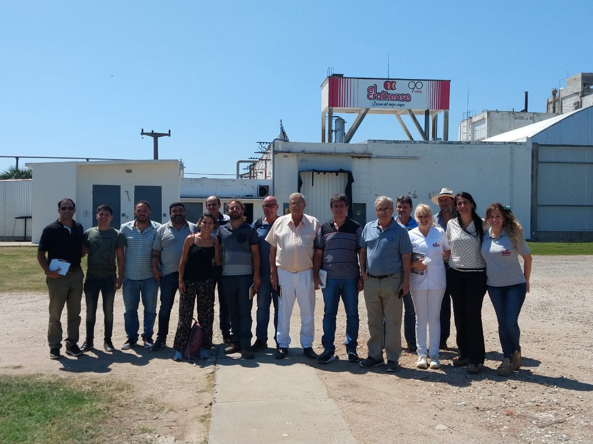 Fecofe_ltda's tweet photo. Hoy en James Craik, Córdoba | Junto a la Federación de Cooperativas Lácteas #FECOLAC y la @uttnacional acordamos la comercialización de leche en polvo y quesos a #preciosjustos 🤝👏👏
•
•
#AlimentosCooperativos #lacteos 
#cooperacion #solidaridad https://t.co/wvVutcoyU1