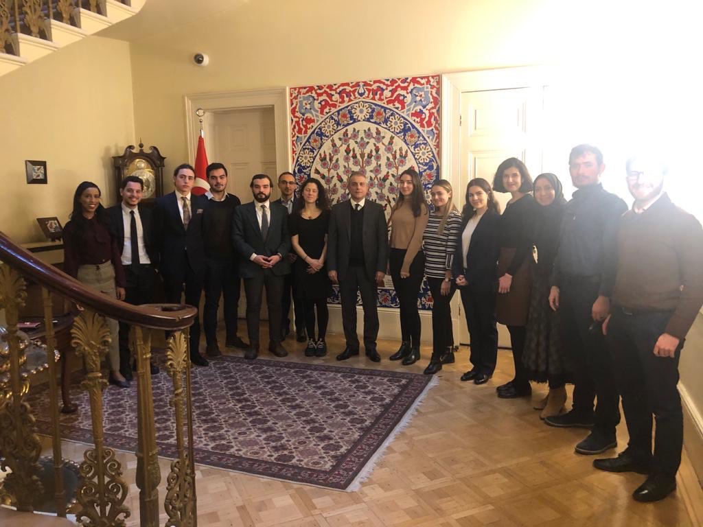TC_LondraBE's tweet photo. London School of Economics Turkish Society üyeleri Büyükelçiliğimizi ziyaret ederek İdlip’te şehit olan kahraman askerlerimiz için taziyede bulundular. https://t.co/yvi8GKRLlM