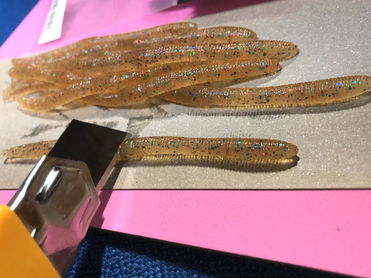 モンマジ メバリングでワームは何を使ってますか の質問 嬉しいね ワタシなんかを参考にするなんて 以前もネタにしたけど ジャッカルのフリックシェイク3 8inchを半分にして使う カラーも豊富だし良く釣れる Jackall フリックシェイク