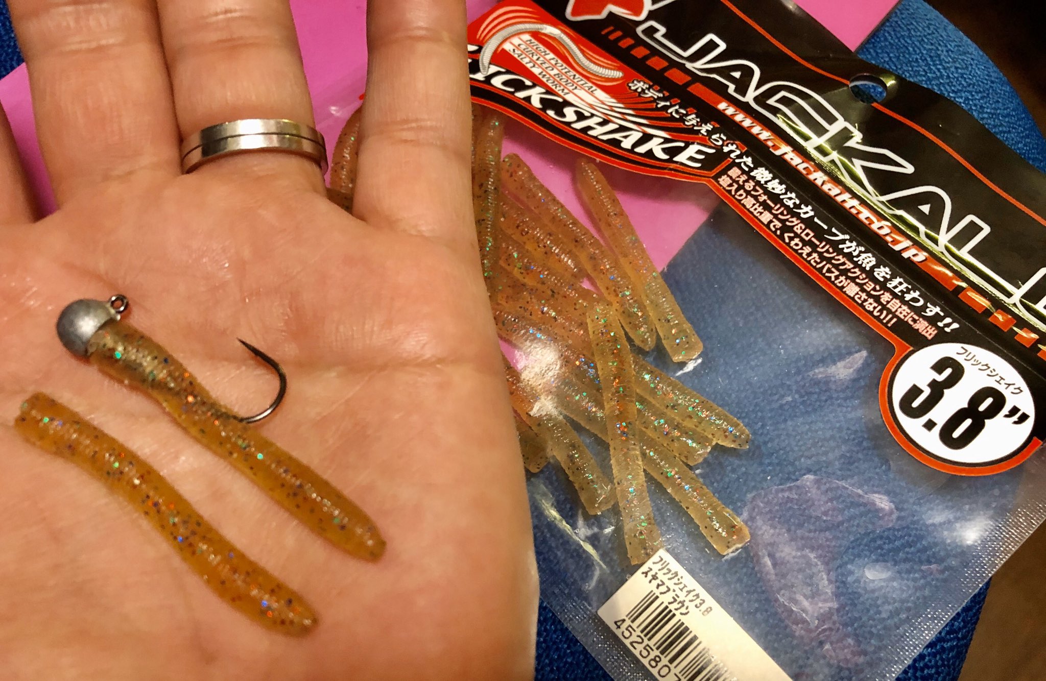 モンマジ メバリングでワームは何を使ってますか の質問 嬉しいね ワタシなんかを参考にするなんて 以前もネタにしたけど ジャッカルのフリックシェイク3 8inchを半分にして使う カラーも豊富だし良く釣れる Jackall フリックシェイク