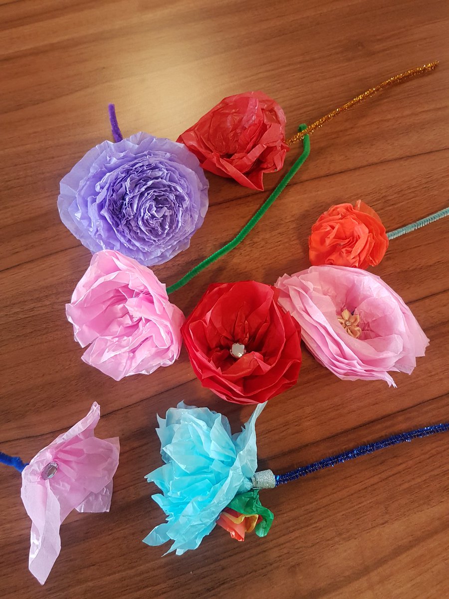 CHAI_Project's tweet photo. The talented mum's at @WernethPS CHAI made these lovely paper flowers for #IWD2020 to give to the inspirational women in their lives. Next week they will be making flower holders. #Reducingisolation #ConfidenceBuilding #skills #empowerment #DevelopingWomen #womensupportingwomen https://t.co/hazPvCWn9v