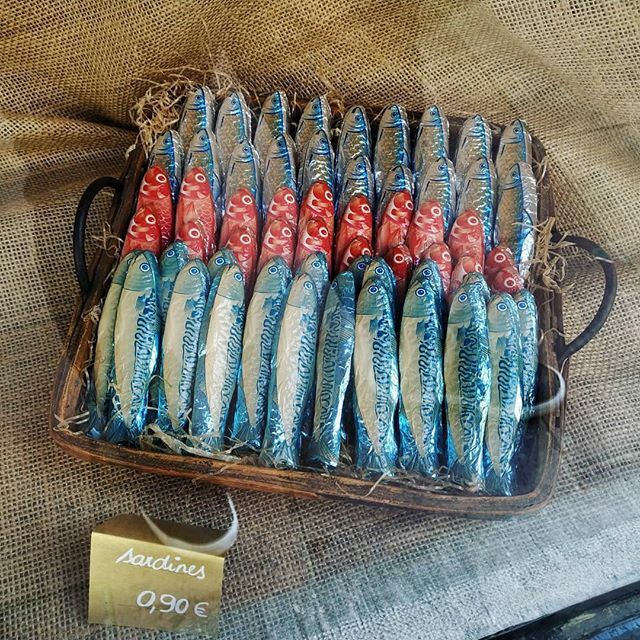 BasqueBites's tweet photo. Chocolate anchovies! Super cute sweet treat from one of my favorite patisseries in Saint Jean de Luz In the French Basque Country (Iparralde). We give private tours up to there too you know! Email us for more info. Link in bio kids.
.
.
.
.
.
#antxoa #anchoa #anchovy #anchoi… https://t.co/2vWYtWWZUU
