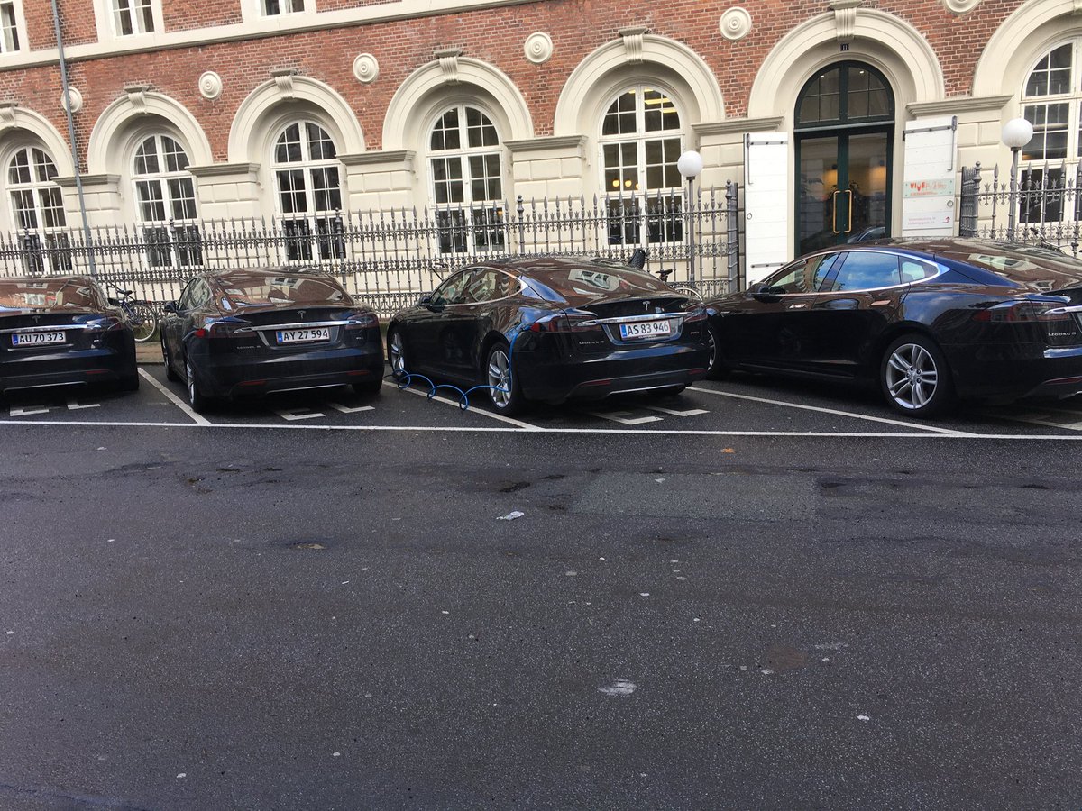 Trætte teslaer tanker op uden for Vives hovedkvarter. Er det medarbejdernes? Eller er det bare Gammelholm, dette underspillede fine kvarter set gennem biler? #ilovecph