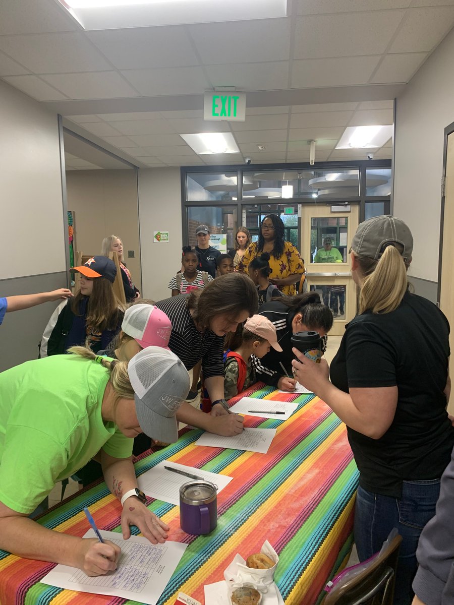 KrauseElem's tweet photo. KES had a wonderful turnout for Muffins with Mom this morning. Thank you to everyone that joined us for breakfast. A special thank you to PTO for all of your help! #kesstickstogether #TexasPublicSchoolWeek @BrenhamISD https://t.co/Af11qvPO5U
