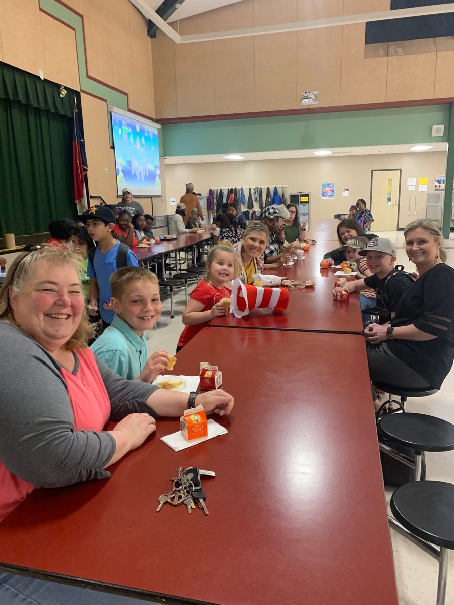 KrauseElem's tweet photo. KES had a wonderful turnout for Muffins with Mom this morning. Thank you to everyone that joined us for breakfast. A special thank you to PTO for all of your help! #kesstickstogether #TexasPublicSchoolWeek @BrenhamISD https://t.co/Af11qvPO5U