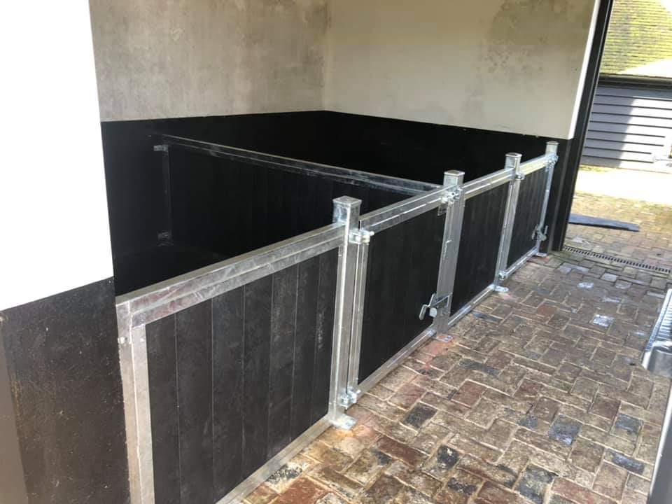 StablesOnline1's tweet photo. Some very small stables installed for some miniature Shetland Ponies this morning near Petworth. Low level boarded fronts and partition. Also matted with 18mm Ameobic Solid Rubber Matting. Very Cute! #shetland #stables #recycledplastic #ponies https://t.co/Kbd3yO1zX8
