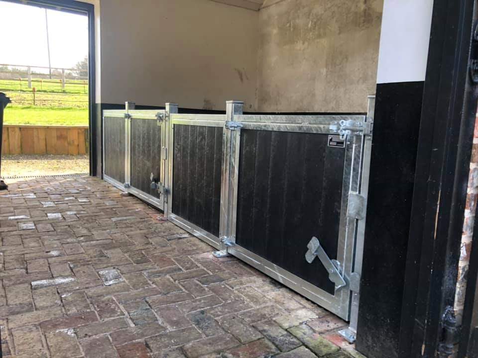 StablesOnline1's tweet photo. Some very small stables installed for some miniature Shetland Ponies this morning near Petworth. Low level boarded fronts and partition. Also matted with 18mm Ameobic Solid Rubber Matting. Very Cute! #shetland #stables #recycledplastic #ponies https://t.co/Kbd3yO1zX8