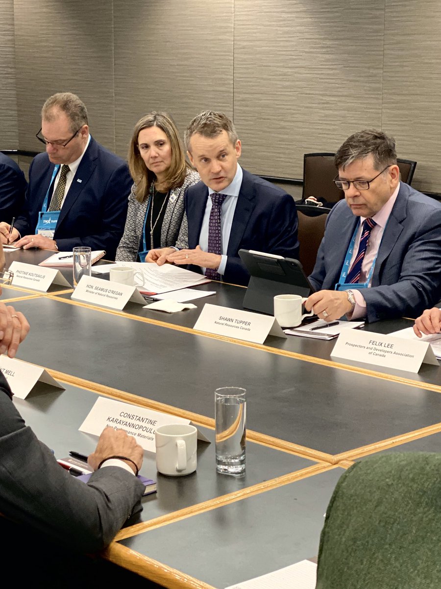 RNCan's tweet photo. Lors d’une table ronde avec des représentants de l’industrie, le ministre a été informé de la façon dont le Canada peut bâtir des chaînes de valeur des #MinérauxCritiques et a fait le point sur la récente coopération canado🇨🇦-américaine🇺🇸. #ACPE2020 https://t.co/Nj0JcPhfnk