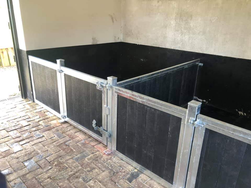 StablesOnline1's tweet photo. Some very small stables installed for some miniature Shetland Ponies this morning near Petworth. Low level boarded fronts and partition. Also matted with 18mm Ameobic Solid Rubber Matting. Very Cute! #shetland #stables #recycledplastic #ponies https://t.co/Kbd3yO1zX8