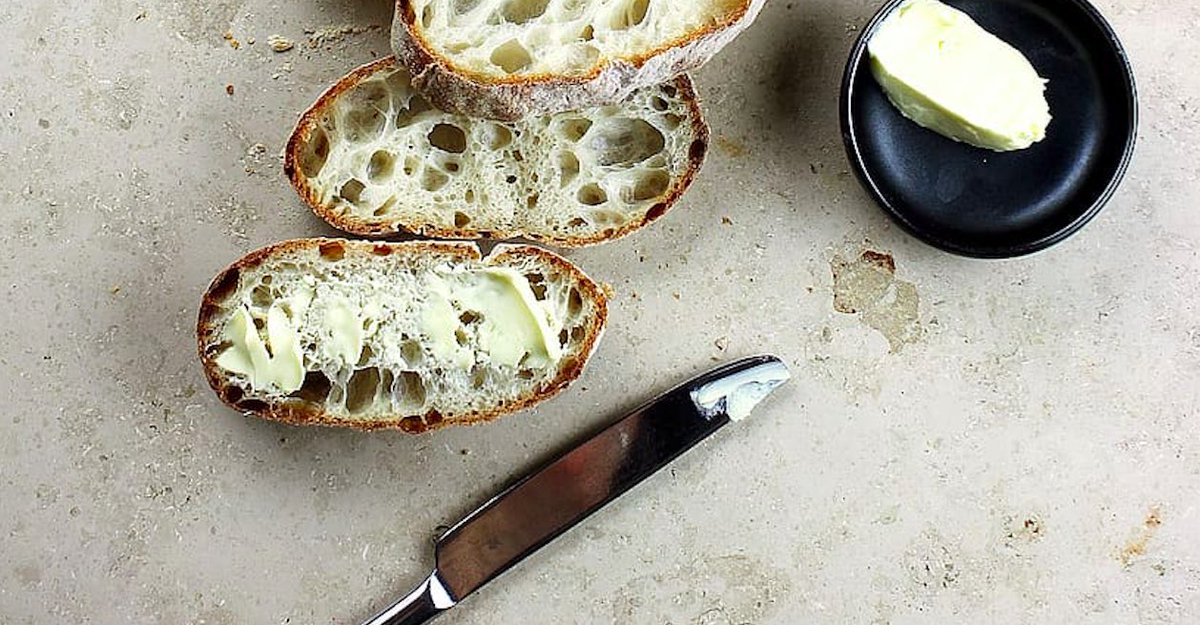 Broschyren ”Råd om bra mat för äldre” handlar om vad #äldre kan göra när aptiten och vikten minskar. 
#Smör rekommenderas som ett sätt att energiberika maten vilket går emot generella råd om att välja enkel- och fleromättat #fett framför mättat. 
#hälsa
nutritionsfakta.se/2020/03/03/det…