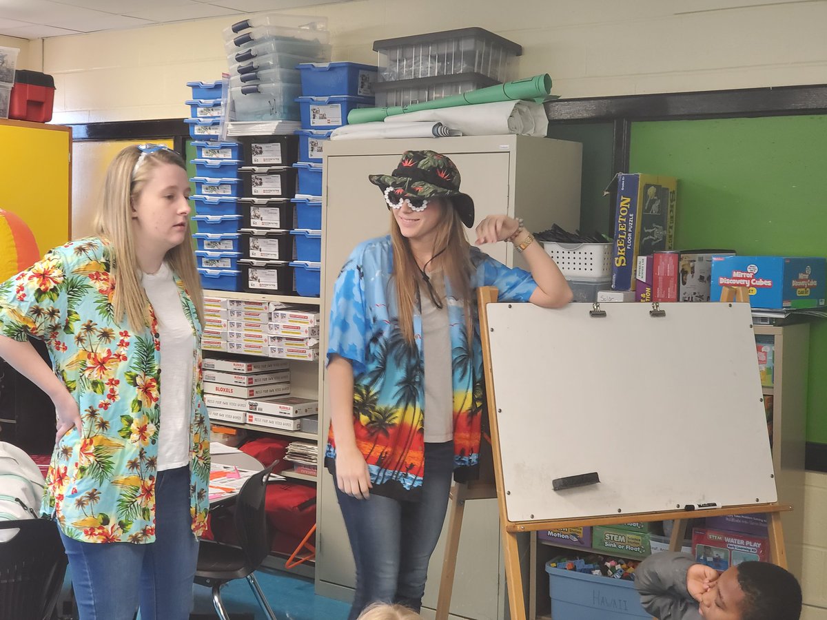 nicole_inclass's tweet photo. Today @smorganSTEM3's class asked "How Can You Save a Town From a Hurricane?" With the help of @MysterySci and our very own @ColumbiaColg teachers in training! #ccteach #bentonbold @Benton_STEM https://t.co/ATNPOh6MnC