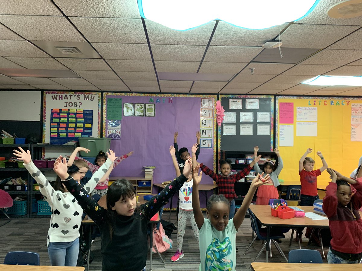 mmoeschneider's tweet photo. #pausemovelearn #skyoakselem Stopping to pause and get focused for our day! https://t.co/S1QSg3b0n8