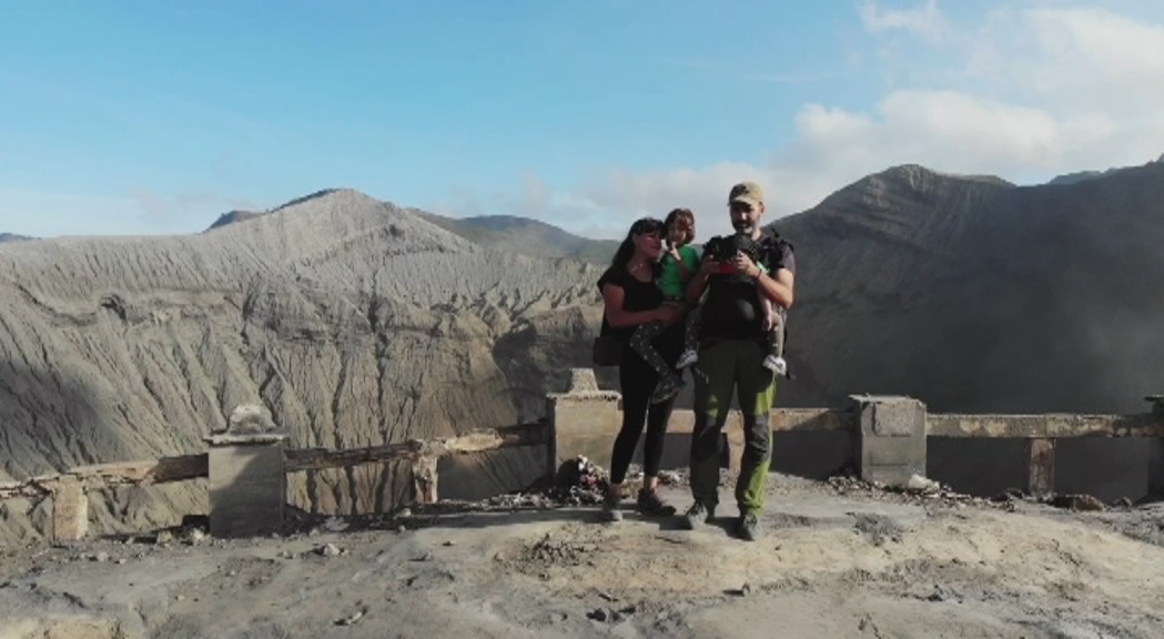 🎥 Una família de Cubelles amb dos nens petits ens explica el seu any de viatge pel món, una experiència que recomanen. El seu periple ha triomfat a les xarxes socials.  <a href="/lamochifamily/">La MochiFamily</a> canalblau.alacarta.cat/garraf-noticie…